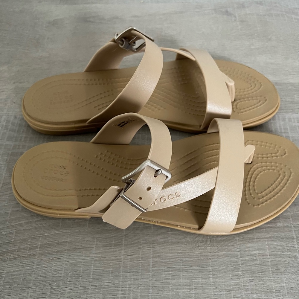 LIKE NEW Crocs Tulum Sandals Metallic Champagne Size 8